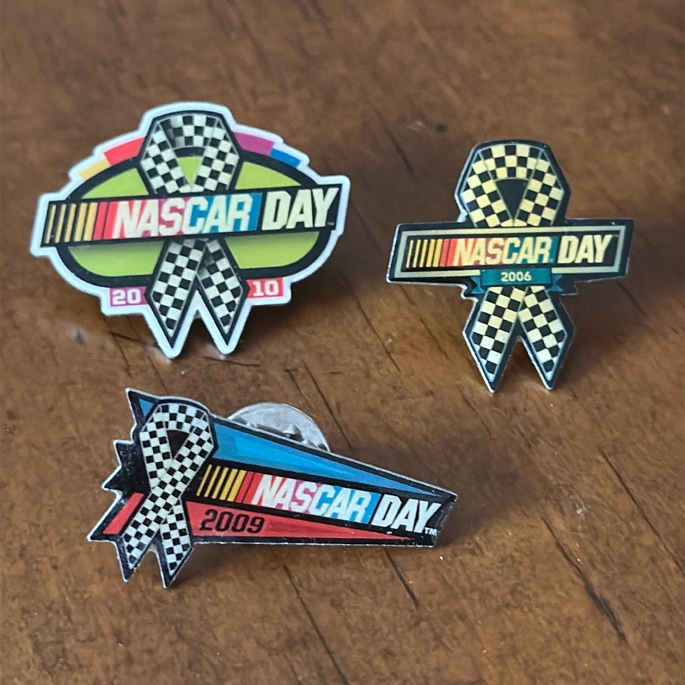 Set/3 Nascar Day Tack Pins